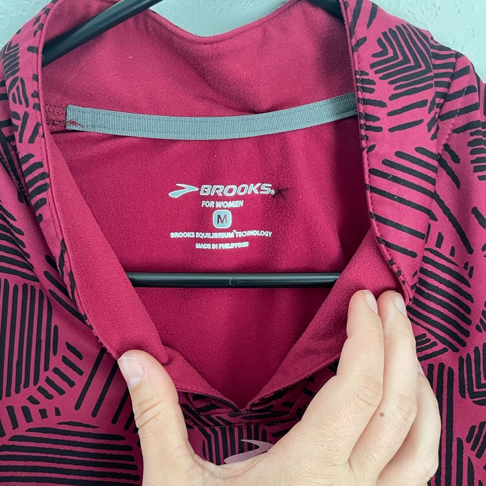 Brooks Pink Black Geometric Running Pullover Women’s M Reflective Thumbholes - Picture 2 of 8